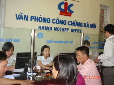 C&ocirc;ng chứng hợp đồng mua b&aacute;n nh&agrave;, đất ở cơ quan nh&agrave; nước hay tổ chức h&agrave;nh nghề c&ocirc;ng chứng ngo&agrave;i nh&agrave; nước