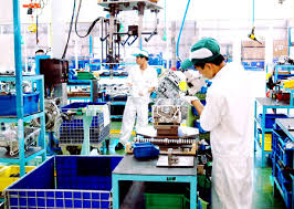 Xin luật sư cho biết điều kiện ra sao và hồ sơ gồm những gì ? (Nguyễn Tấn Huy, Hàm Thuận Nam, Bình Thuận). Xem thêm: >> Tư vấn hợp đồng >> Tư vấn luật đầu tư >> Tư vấn luật lao động Trả lời: Theo quyết định của chủ doanh nghiệp Doanh nghiệp tư nhân có thể chuyển đổi thành Công ty trách nhiệm hữu hạn nếu đủ các điều kiện sau đây: a) Chủ doanh nghiệp tư nhân phải là chủ sở hữu công ty (đối với trường hợp chuyển đổi thành công ty trách nhiệm hữu hạn một thành viên là cá nhân), hoặc thành viên (đối với trường hợp chuyển đổi thành công ty trách nhiệm hữu hạn hai thành viên trở lên); b) Có đủ các điều kiện quy định tại Điều 24 của Luật Doanh nghiệp; c) Chủ doanh nghiệp tư nhân cam kết bằng văn bản chịu trách nhiệm cá nhân bằng toàn bộ tài sản của mình đối với tất cả các khoản nợ chưa thanh toán của doanh nghiệp tư nhân và cam kết thanh toán đủ số nợ khi đến hạn; d) Chủ doanh nghiệp tư nhân có thoả thuận bằng văn bản với các bên của hợp đồng chưa thanh lý về việc công ty trách nhiệm hữu hạn được chuyển đổi tiếp nhận và thực hiện các hợp đồng đó; đ) Chủ doanh nghiệp tư nhân cam kết bằng văn bản hoặc có thoả thuận bằng văn bản với các thành viên góp vốn khác về việc tiếp nhận và sử dụng lao động hiện có của doanh nghiệp tư nhân. Hồ sơ chuyển đổi bao gồm: a) Điều lệ công ty; b) Giấy đề nghị chuyển đổi và đăng ký kinh doanh; c) Danh sách chủ nợ và số nợ chưa thanh toán, gồm cả nợ thuế, thời hạn thanh toán; danh sách người lao động hiện có; danh sách các hợp đồng chưa thanh lý và các tài liệu tương ứng; d) Giấy chứng nhận đăng ký kinh doanh của doanh nghiệp tư nhân; đ) Danh sách thành viên theo quy định tại Điều 23 của Luật Doanh nghiệp dối với trường hợp chuyển đổi thành công ty trách nhiệm hữu hạn hai thành viên trở lên. Trong thời hạn 10 ngày làm việc, kể từ khi nhận hồ sơ, cơ quan, đăng ký kinh doanh xem xét và cấp Giấy chứng nhận đăng ký kinh doanh đối với công ty trách nhiệm hữu hạn, nếu có đủ các điều kiện quy định. Trường hợp từ chối, phải trả lời bằng văn bản nêu rõ lý do và hướng dẫn những yêu cầu cần sửa đổi, bổ sung. 4. Trong thời hạn 7 ngày làm việc, kể từ ngày cấp Giấy chứng nhận đăng ký kinh doanh, cơ quan đăng ký kinh doanh hoặc cơ quan nhà nước có thẩm quyền phải thông báo cho các cơ quan nhà nước có liên quan theo quy định tại khoản 1 Điều 27 của Luật Doanh nghiệp; đồng thời xóa tên doanh nghiệp tư nhân đã chuyển đổi trong sổ đăng ký kinh doanh. Mọi thông tin vui lòng liên hệ: Công Ty Luật Thái An